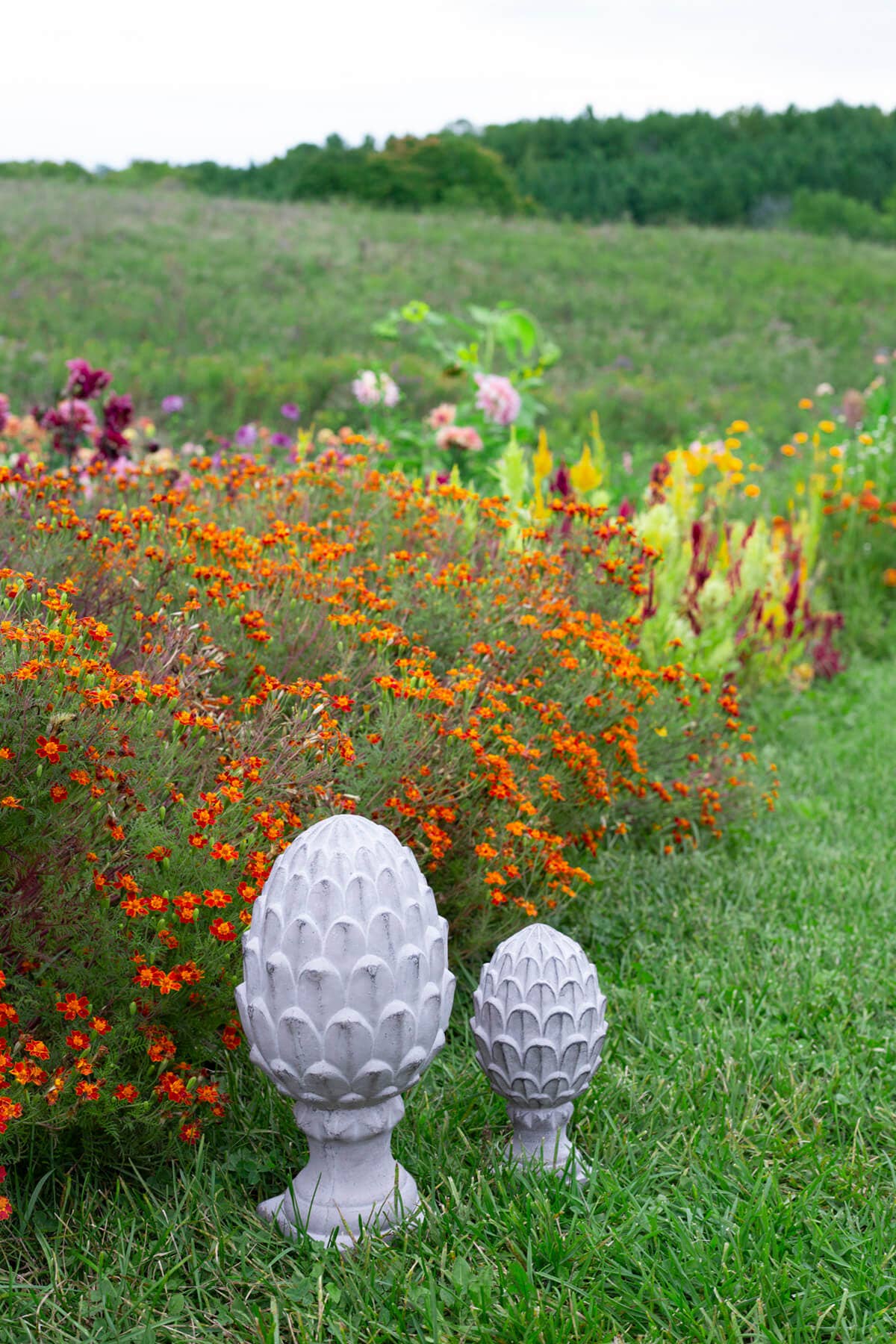 CEMENT ARTICHOKE WITH SQUARE BASE - LARGE